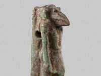 Aeg F 116  Aeg F 116, 26.-30. Dynastie, Thot, Blaugrüne Fayence, H 2,6 cm, B 0,6 cm, T 1,1 cm : Bestandskatalog Ägypten, Museumsfoto: Claus Cordes